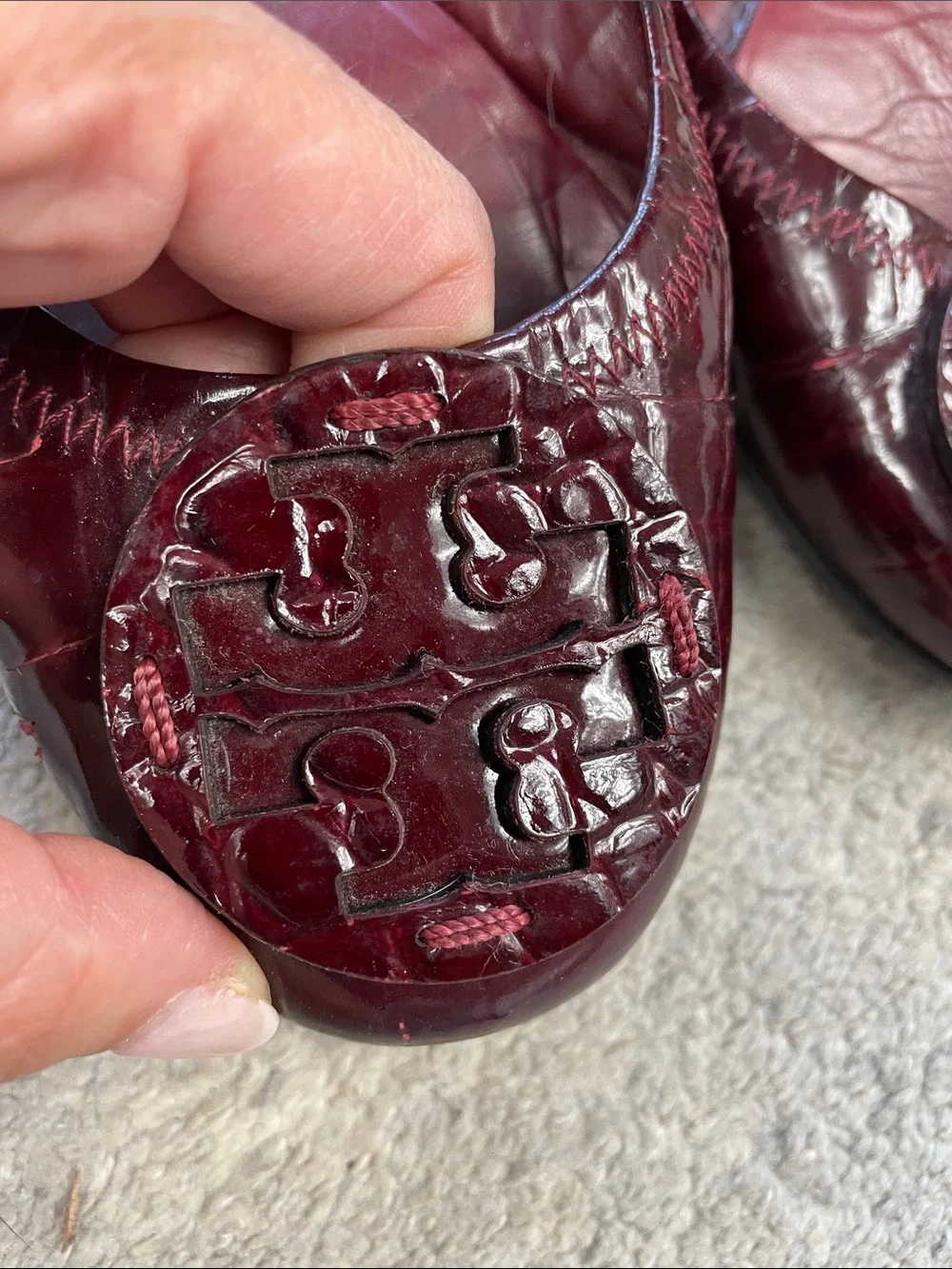 Tory Burch Reva T Logo Medallion Scrunch Burgundy Croc Patent Ballet Flats